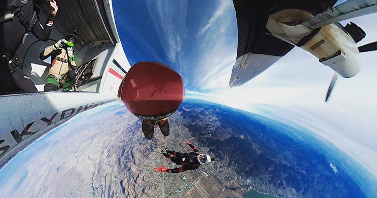 BoneheadHelmets's tweet photo. Heading into the last weekend of the decade!!!! WHAT! 💀🔥

#bonehead #boneheadcomposites #skydiving #sendit #madeinusa #humanflight #iloveskydiving #picoftheday #boneheadhelmets #fly #blueskies #pilothelmets https://t.co/OAIsNhzL2G