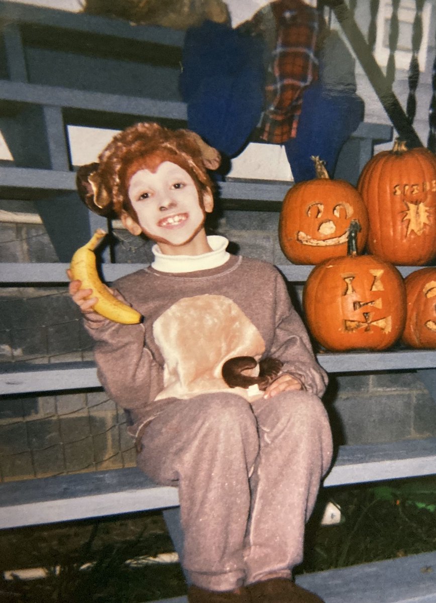 sassy_cassi21's tweet photo. Why would my mom let this happen... wait, she made the costumes🙃 https://t.co/NLu3ZDbOLh