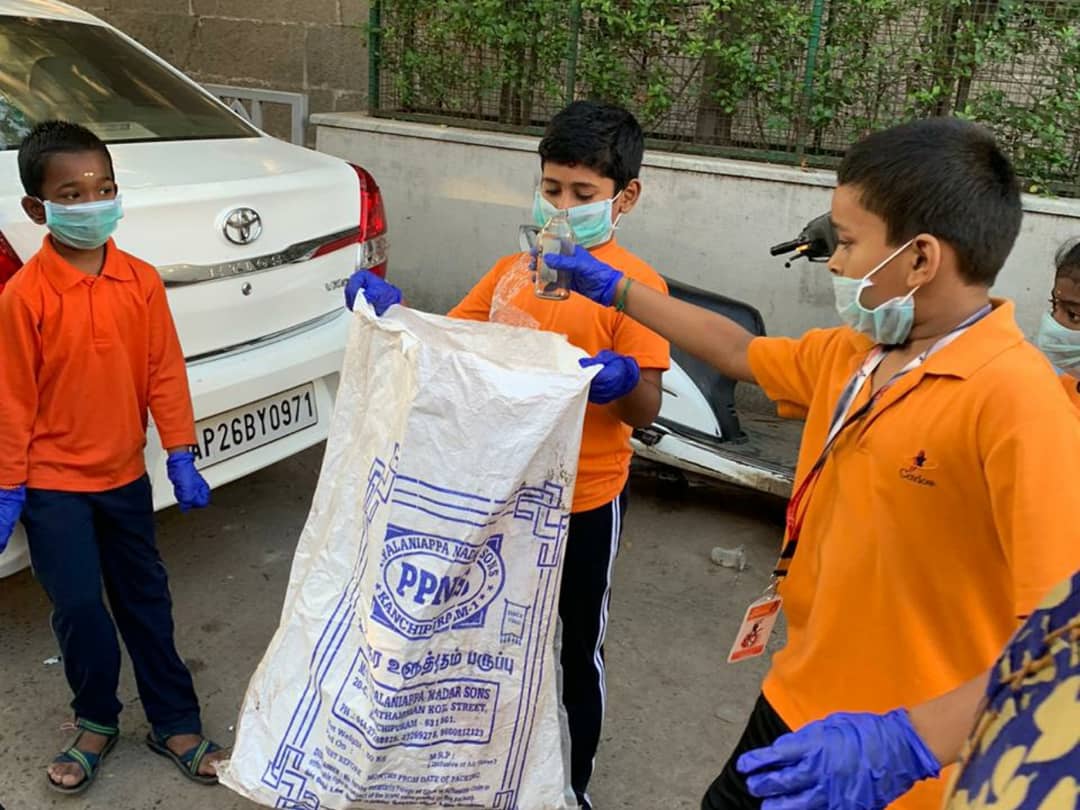pasumaikanchi's tweet photo. #WalkForPlastic Kids of Kanchipuram in action of clearing plastic garbages around Kamatchi Amman Temple and Bus Stand..  Team @pasumaikanchi https://t.co/eat8Wlx2qr