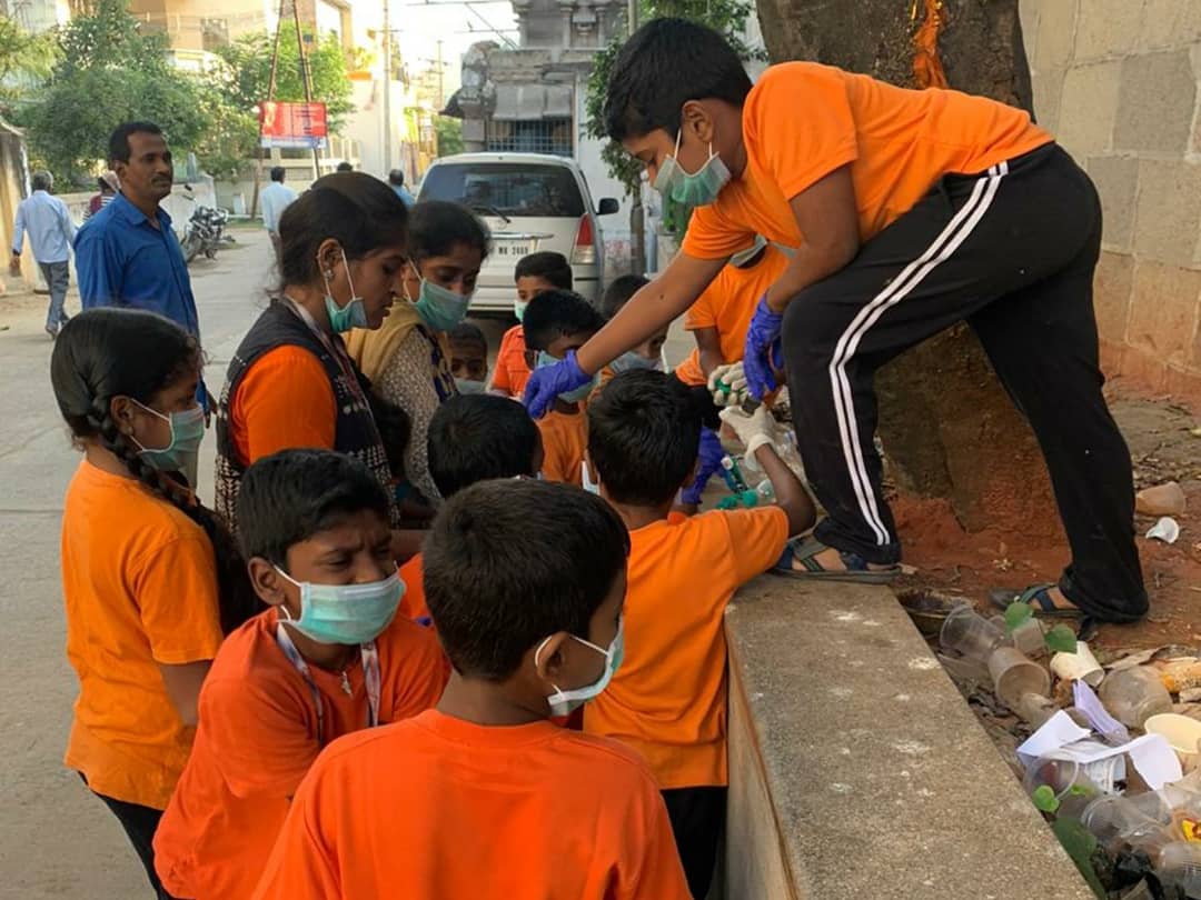 pasumaikanchi's tweet photo. #WalkForPlastic Kids of Kanchipuram in action of clearing plastic garbages around Kamatchi Amman Temple and Bus Stand..  Team @pasumaikanchi https://t.co/eat8Wlx2qr