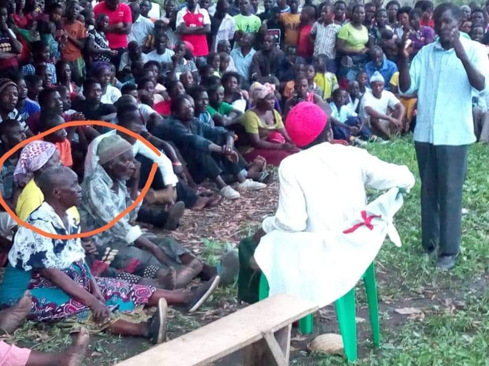 povonewstv's tweet photo. Villagers in Karonga, Malawi killed 3 elderly people over allegations that were practising witchcraft on Thursday, 26 December 2019 

A healer declared that three are witches during a community meeting and they were later murdered.

#Malawi #Karonga https://t.co/OJI24o1ezT