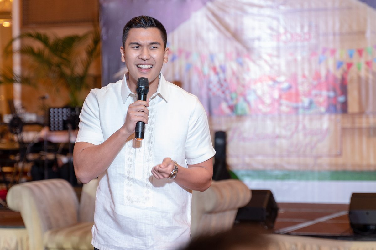 iamginoroqueiv's tweet photo. Last thing before I flew to the states! 
.
Slowly getting used to this industry... especially singing, acting and dancing Haha rather than speeches that I'm used to, and so far I'm loving it! 😇 thank you for all the support from you guys! https://t.co/5zhJAeygWM