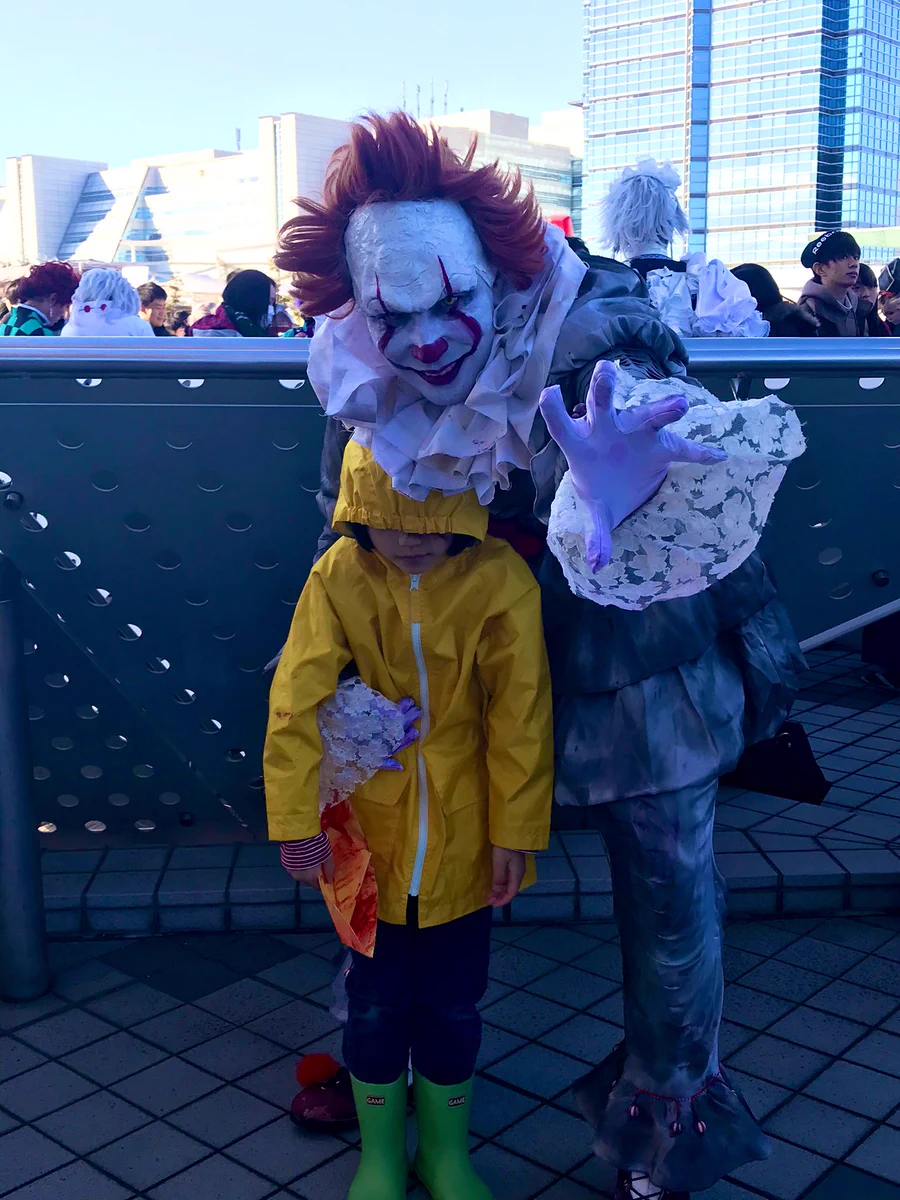 【夢に出てきそう】ペニーワイズとジョージのコスプレがクオリティ高すぎて話題沸騰中