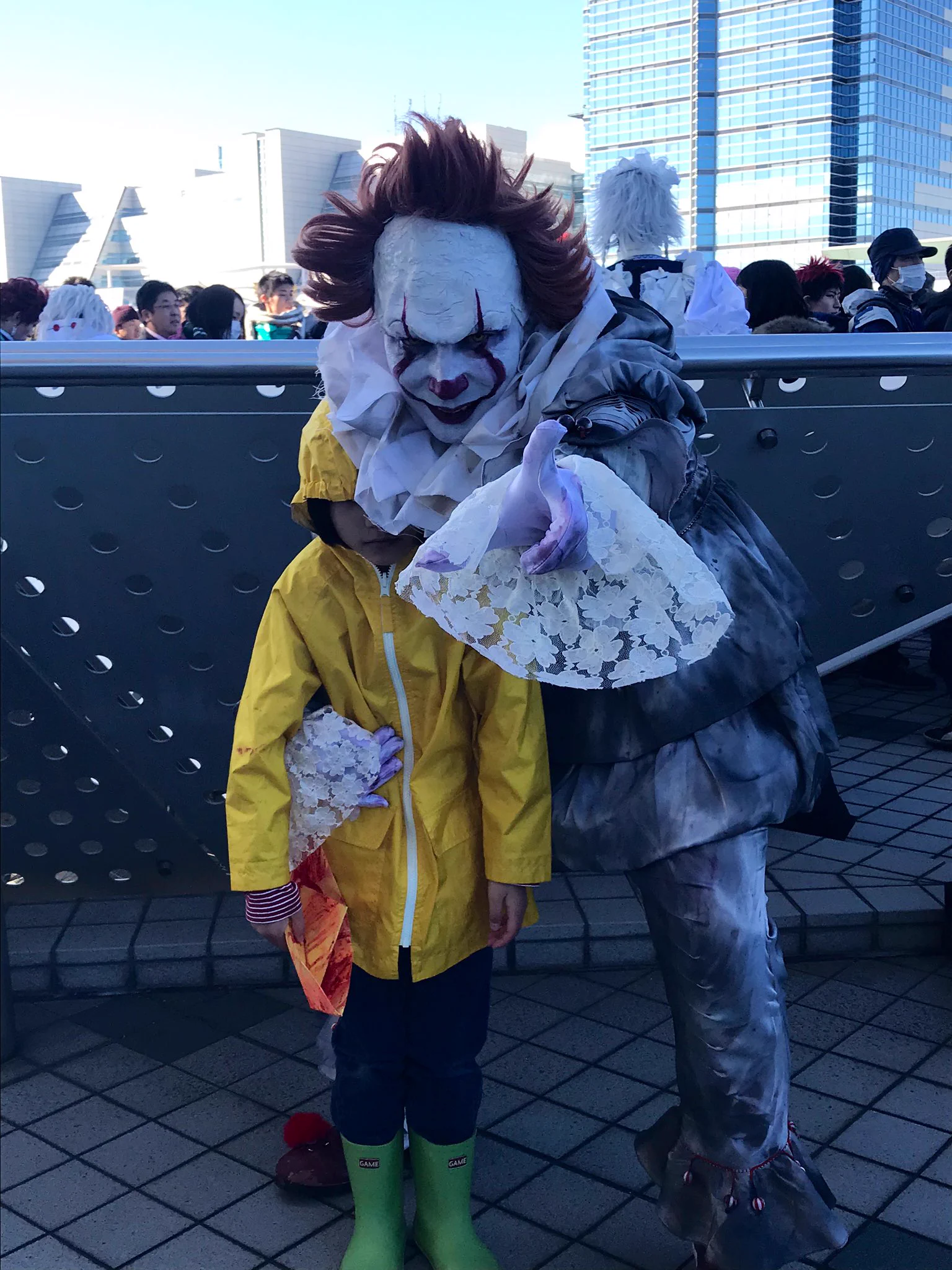 【夢に出てきそう】ペニーワイズとジョージのコスプレがクオリティ高すぎて話題沸騰中