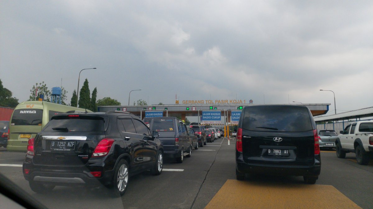 imPluke's tweet photo. @RadioElshinta @313_way Antrian padat di gerbang toll dan sesudahnya https://t.co/752yfTlovt