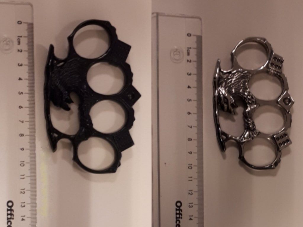 POLITIE TREFT BOKSBEUGELS BIJ MINDEJARIGEN SCHIEDAM..