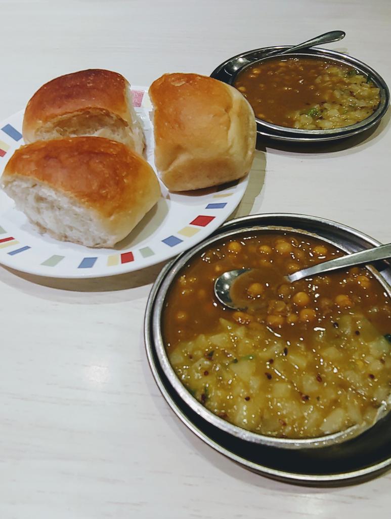 starrytalks's tweet photo. Early morning walk with hubby and then one of Goans' fav breakfast! Mix bhaji pav at Cafe Bhonsale π
#SomeGoanthings #thebestcombo https://t.co/9MhpOv1mTB