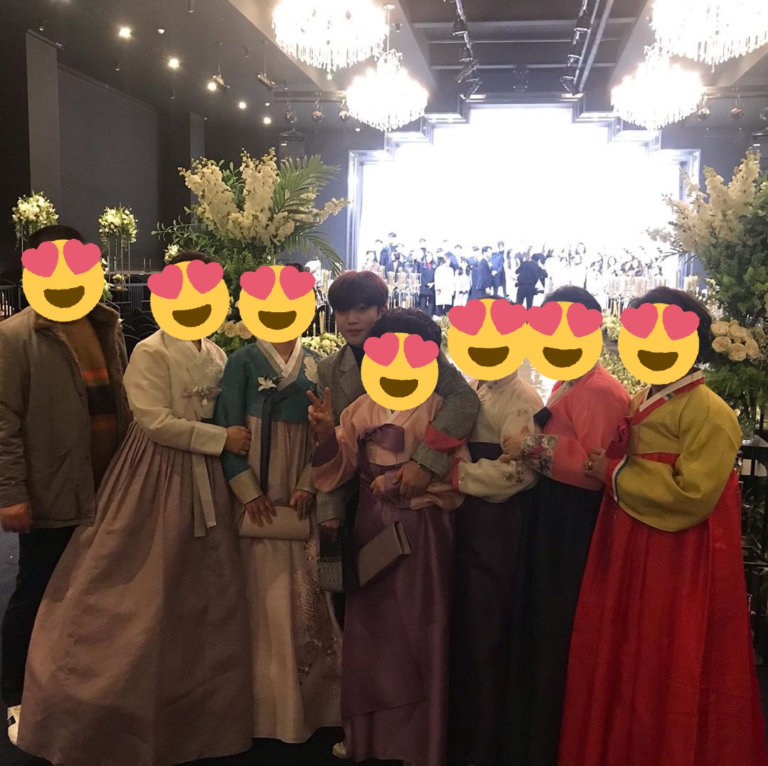 yohaneyes's tweet photo. 효자둥이 손 꼭 잡고 있는 거 봐 .. ㅠㅠㅠ https://t.co/fYY0JSTNVe