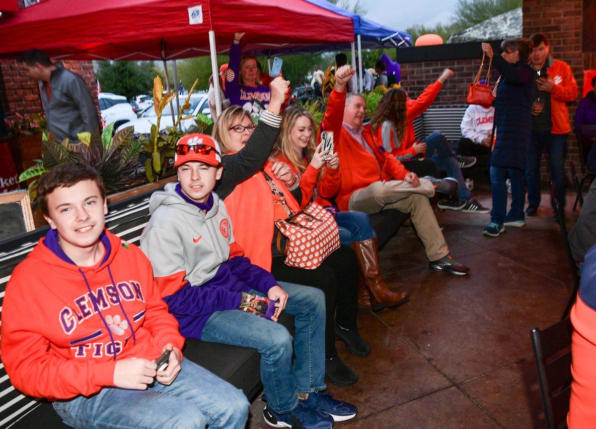 ClickingKen's tweet photo. Fans from #Clemson are ready for the #CFP semi-final #FiestaBowl in #Phoenix Arizona. #ClemsonClubEvents #ClemsonAlumni #ClemsonUniversity spending their #TigerTwo dollar bills too. See y'all at the game. Photos, stories, videos @orangeandwhite https://t.co/nV4o2FavyH https://t.co/giPXj6Jg63