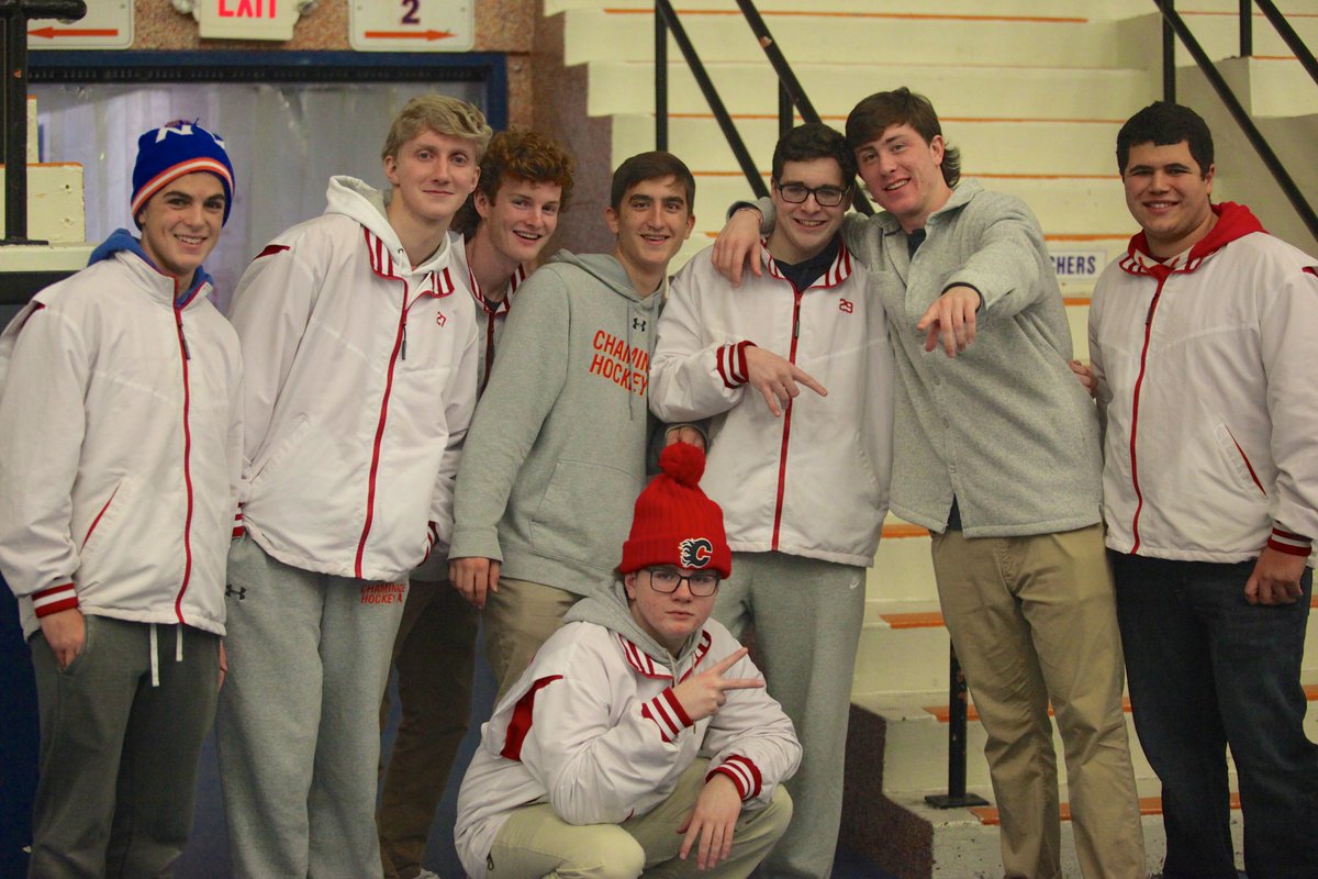 Geoff_Walter's tweet photo. Great seeing some of the @FlyersVHockey alumni to the rivalry game tonight #FlyersFaithful https://t.co/2TazKo36Sr