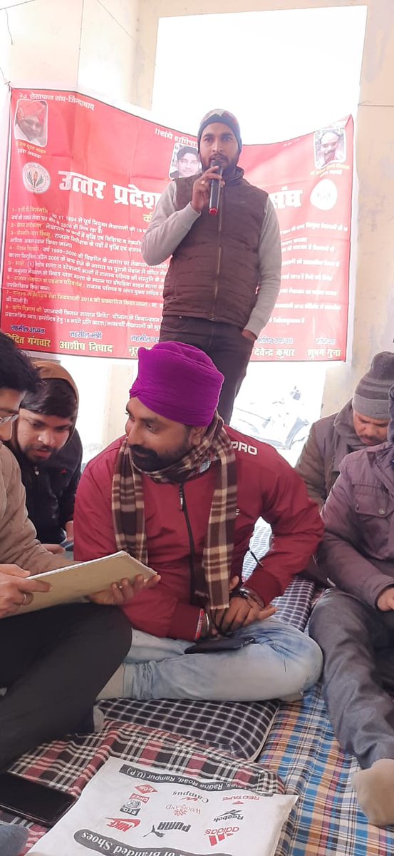 AtulGan49061549's tweet photo. राजस्व परिषद भी हमारी मांगों पर मुहर लगा चुका है, सरकार भी आश्वासन देकर कार्यव्रत जारी कर चुका, फिर आखिर शासनादेश क्यूँ नहीं?
पूँछता है लेखपाल?
#uplekhpal_strike 
#uplekhpalstrike @CMOfficeUP @myogiadityanath @aajtak @ravishndtv @News18UP @PMOIndia @kpmaurya1 @drdineshbjp https://t.co/fnMmvQTY5o
