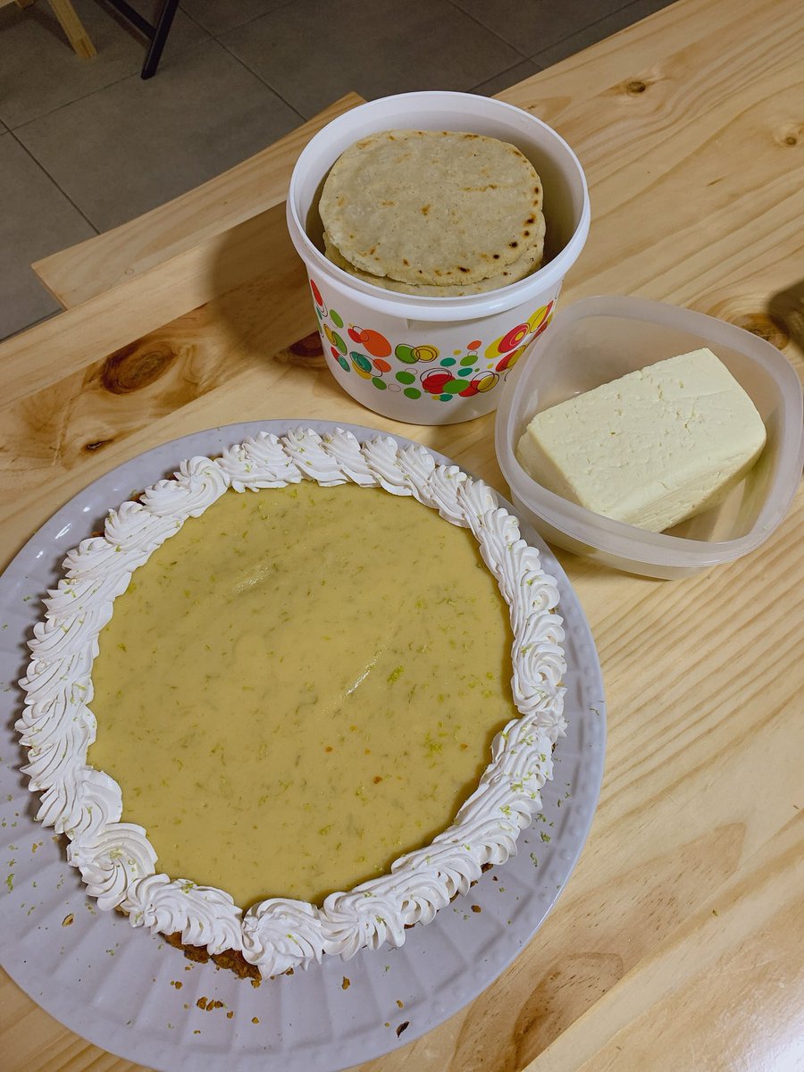 zdesperdiciocr's tweet photo. Hoy vinieron Briyi y mis tixs a tomar café, fue un café sin plástico! Encargué en #chamogourmet y fuimos a recoger con nuestros recipientes, hice pie de limón, cupcakes! tortillas y queso! https://t.co/gZR883IkBT