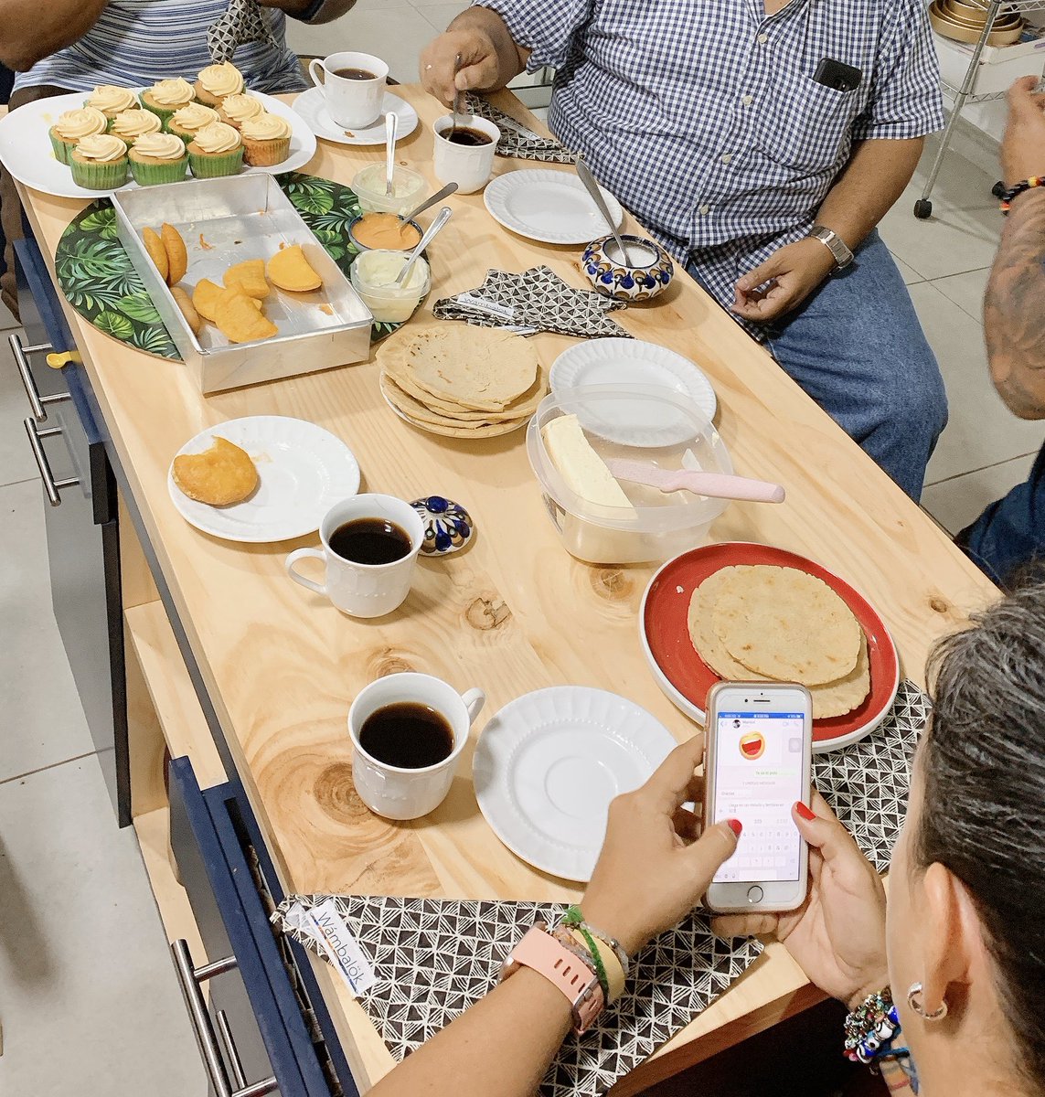 zdesperdiciocr's tweet photo. Hoy vinieron Briyi y mis tixs a tomar café, fue un café sin plástico! Encargué en #chamogourmet y fuimos a recoger con nuestros recipientes, hice pie de limón, cupcakes! tortillas y queso! https://t.co/gZR883IkBT
