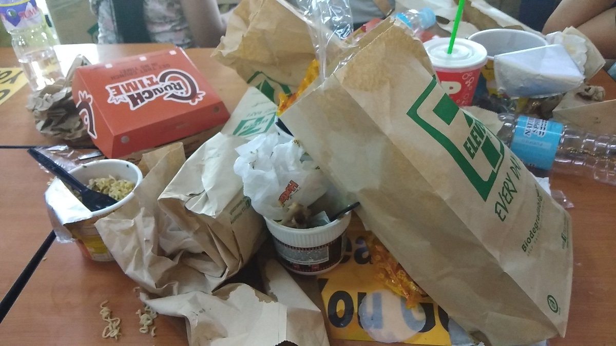 Maria51841270's tweet photo. Grabe mga tao,  di kayang linisin mga basura nila..  Laki laki nman ng sign na #CleanAsYouGo 😞 https://t.co/fAVBQDwEmR