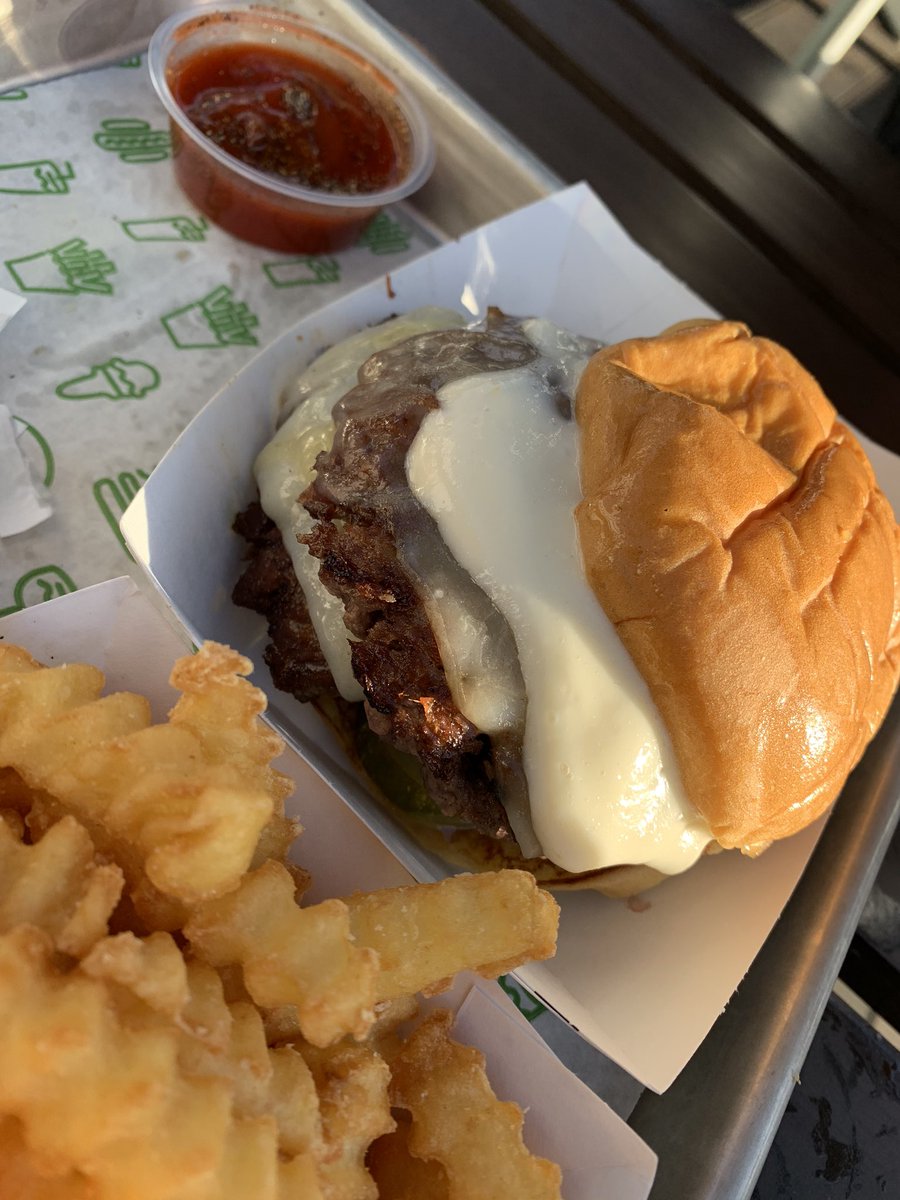 idglad's tweet photo. @shakeshack I ordered the Golden State double today at your Larkspur location. Very disappointed with it, since I thought it was supposed to come with Tartine potato bun, but this one was served with regular bun ☹️ https://t.co/5CJfg5mHDw