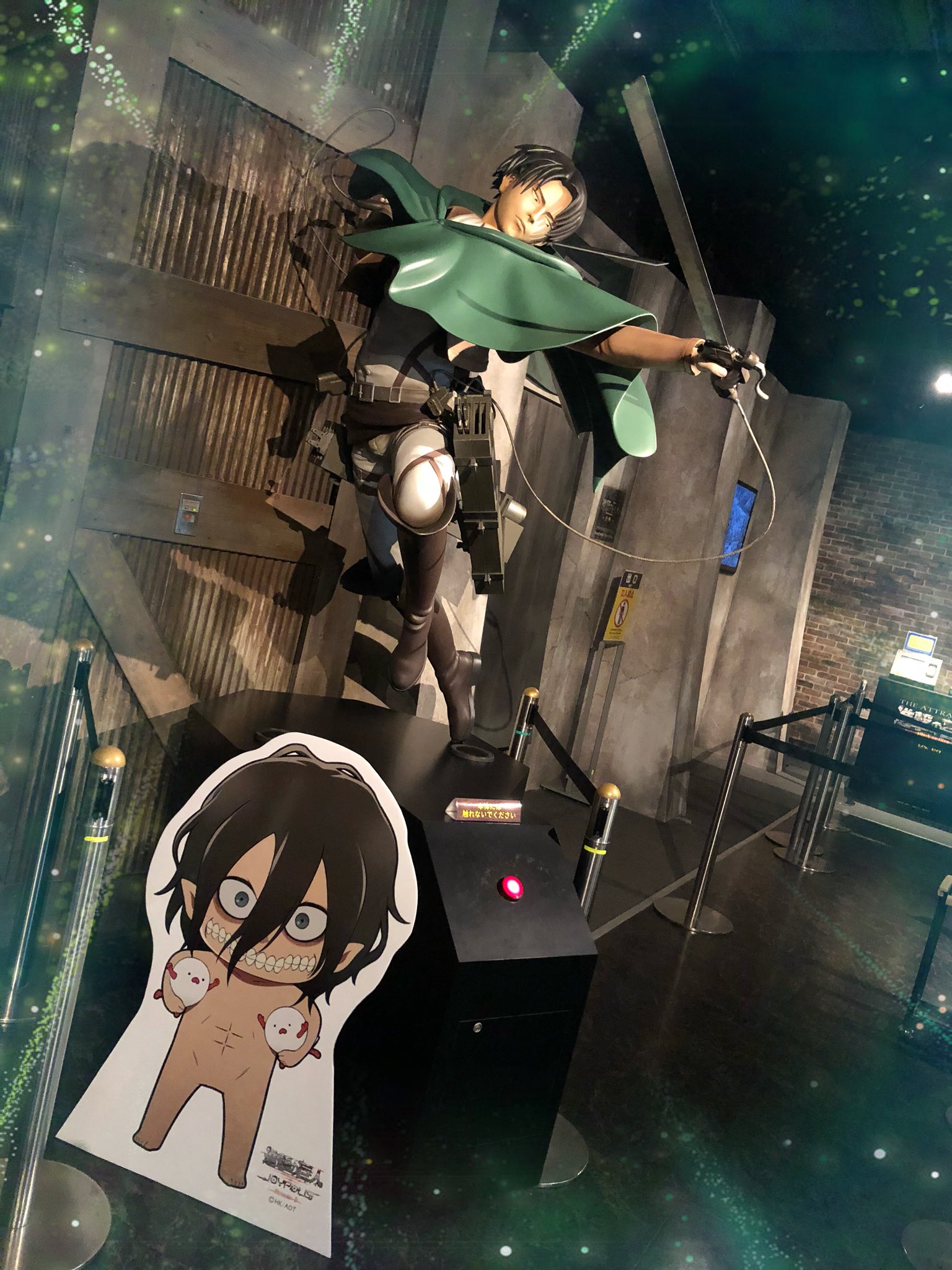 東京ジョイポリス 進撃の巨人 Attack On Titan In Joypolis Season 3 館内にはリヴァイ兵長とエレンの 等身大フィギュアがあるポリ もう見つけたポリ W ちなみにリヴァイ兵長は 新at 進撃の巨人 決断 前に いるポリ レッツゴー٩