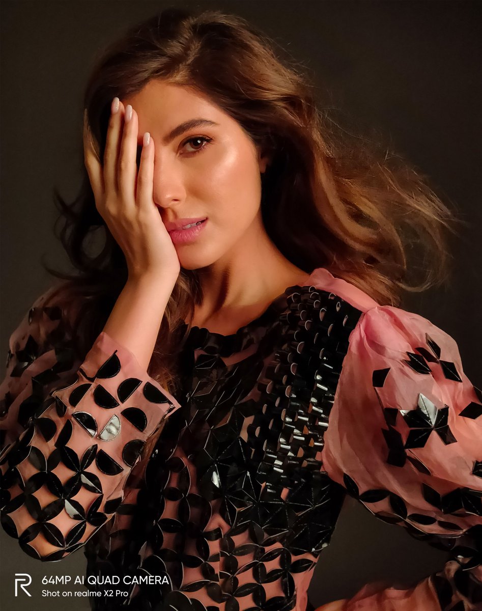 realmeIndia's tweet photo. Magnificence redefined, with #TheFlagshipCamera. Encounter whatโs truly bold as fashion & celebrity photographer Toranj Kayvon and @_iamnaaz_ weave magic with the 64MP AI Quad Camera of #realmeX2Pro.
#shotonrealmeX2Pro #FasterSharperBolder
Know more: https://t.co/jkZU2YSeCy https://t.co/YHx4Z4Dmp3