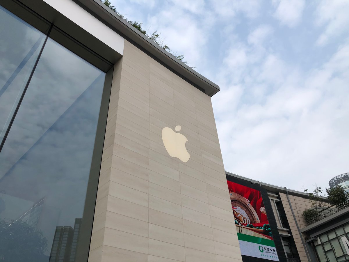 tualatrix's tweet image. 第一次上 Apple 天一广场二楼，原来还有大屏幕，小姐姐正在教如何剪辑像 Zach King 那样的魔术视频。学了几分钟，学到很多。