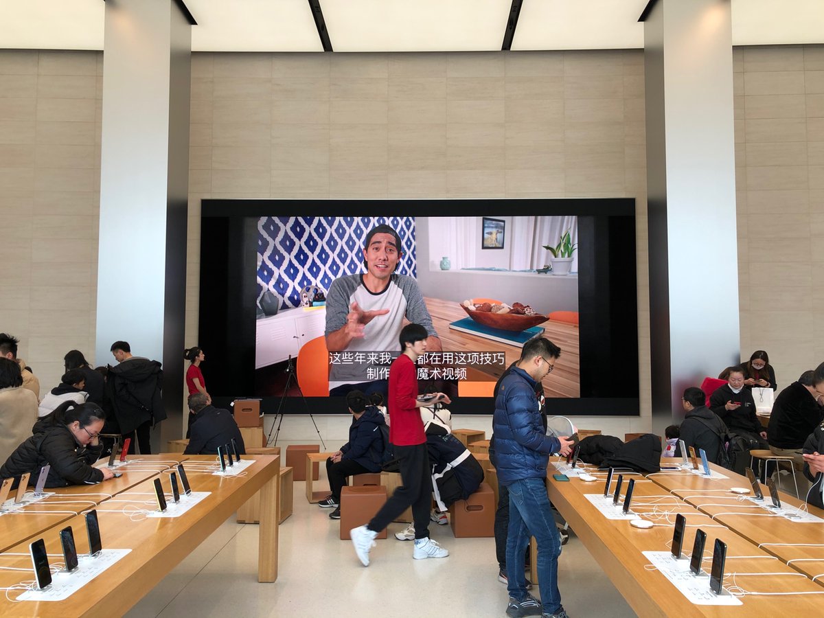 tualatrix's tweet image. 第一次上 Apple 天一广场二楼，原来还有大屏幕，小姐姐正在教如何剪辑像 Zach King 那样的魔术视频。学了几分钟，学到很多。