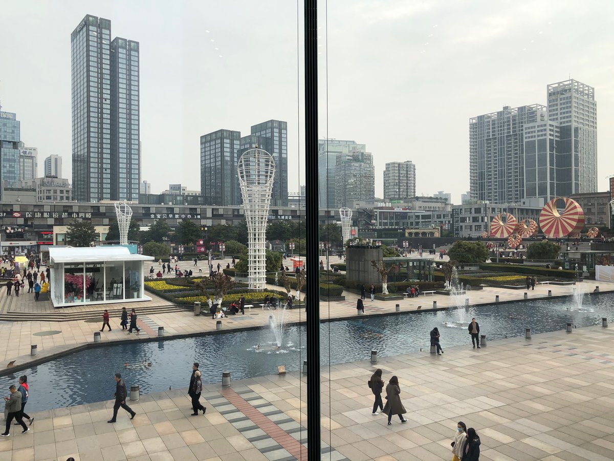 tualatrix's tweet image. 第一次上 Apple 天一广场二楼，原来还有大屏幕，小姐姐正在教如何剪辑像 Zach King 那样的魔术视频。学了几分钟，学到很多。