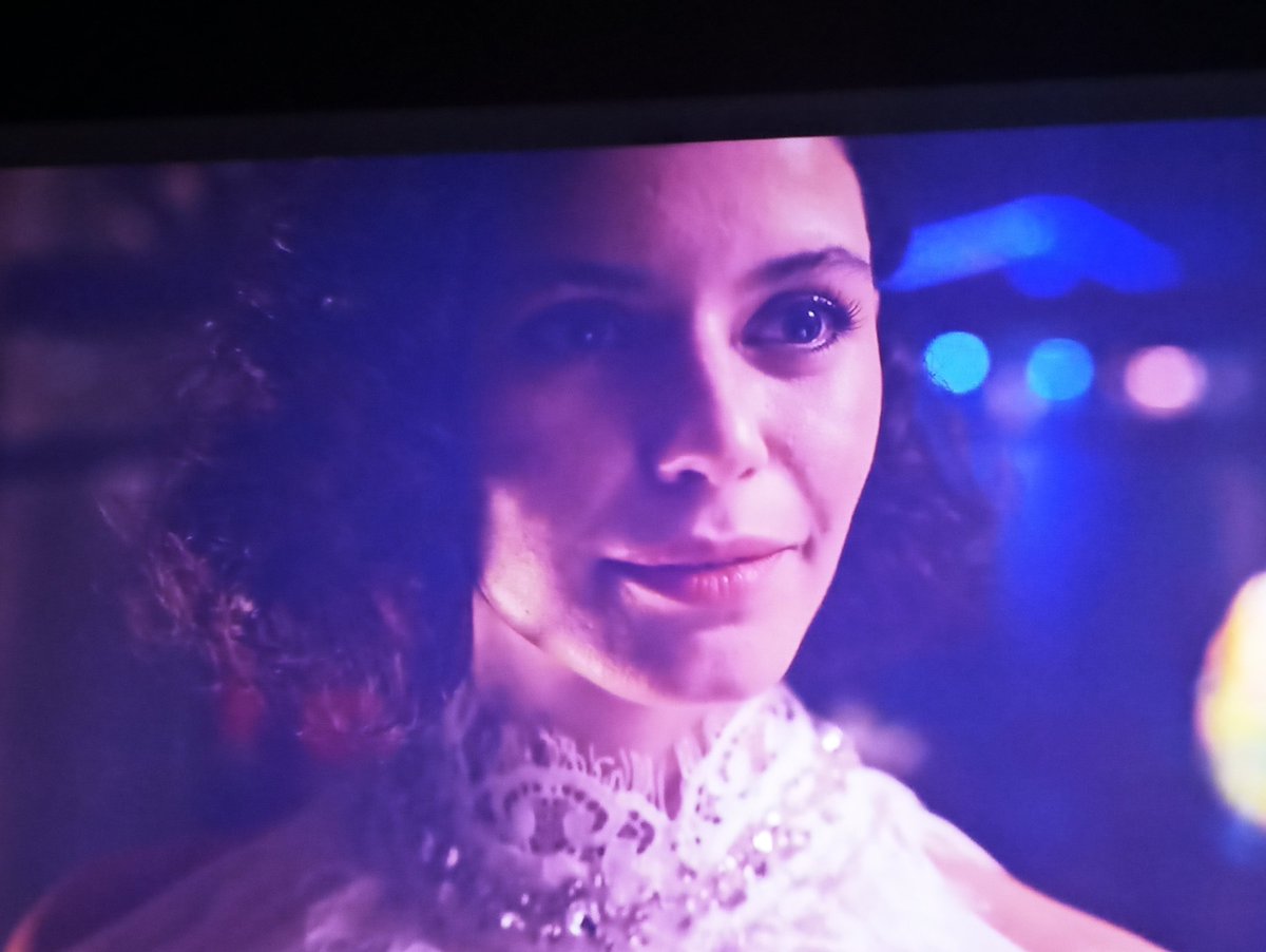 Ya estoy en el 4 capitulo Grexxx ... 
Que intriga tiene #Atiye 
Wowww ... Nervios ....nervios nervios   🙈🙈🙈🙈🙈
#BerenSaat  ❤
#Atiyenetflix 
#TheGift 
<a href="/BEREN_SAAT_PERU/">Beren Saat Peru 🇵🇪 ATIYE</a> 
<a href="/netflixturkiye/">Netflix Türkiye</a>