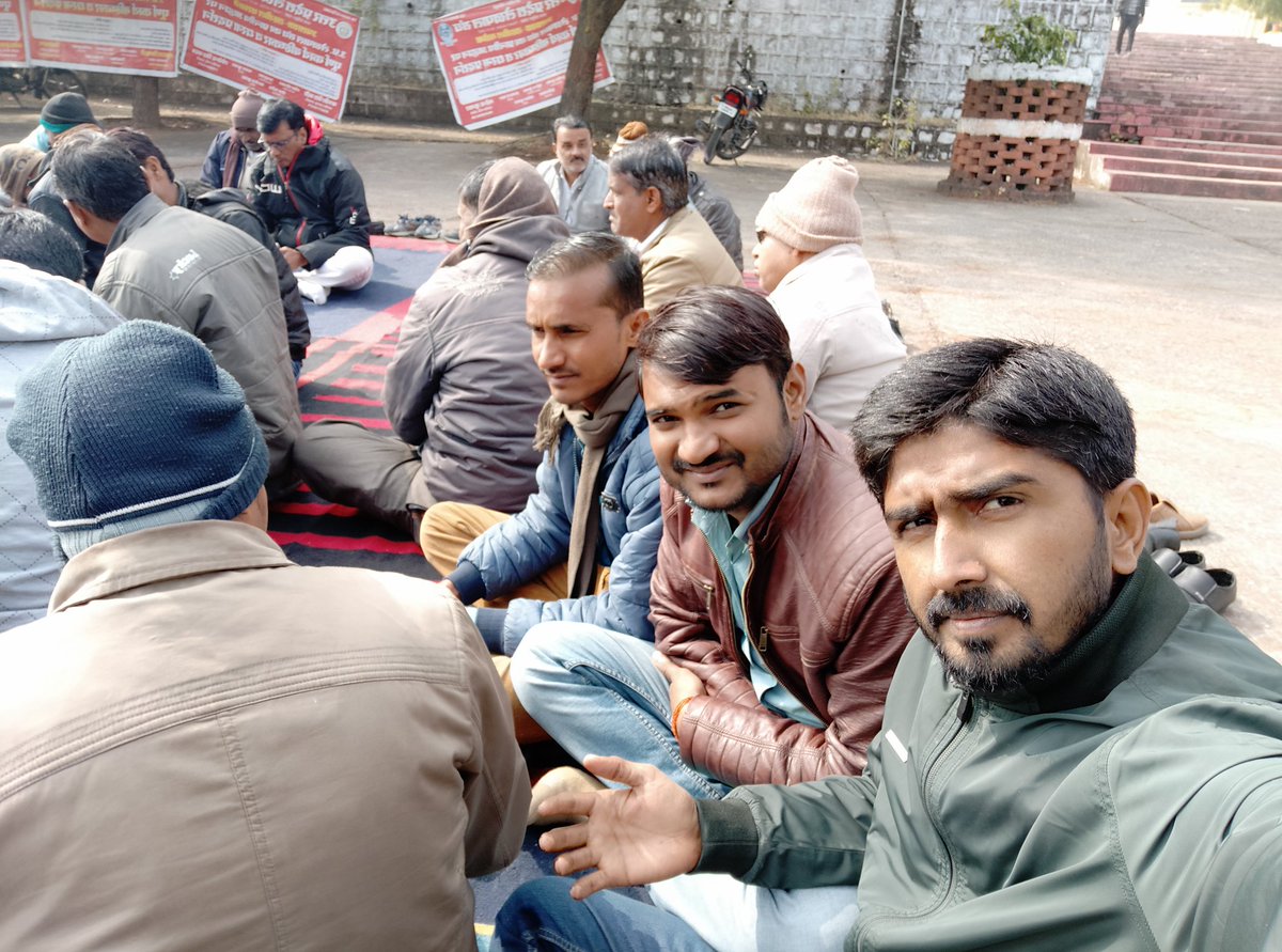 Harinar77497325's tweet photo. #uplekhpalstrike @myogiadityanath @aajtak मांगे मानो हमारी हठधर्मी सरकार https://t.co/h4e1EhMDIm