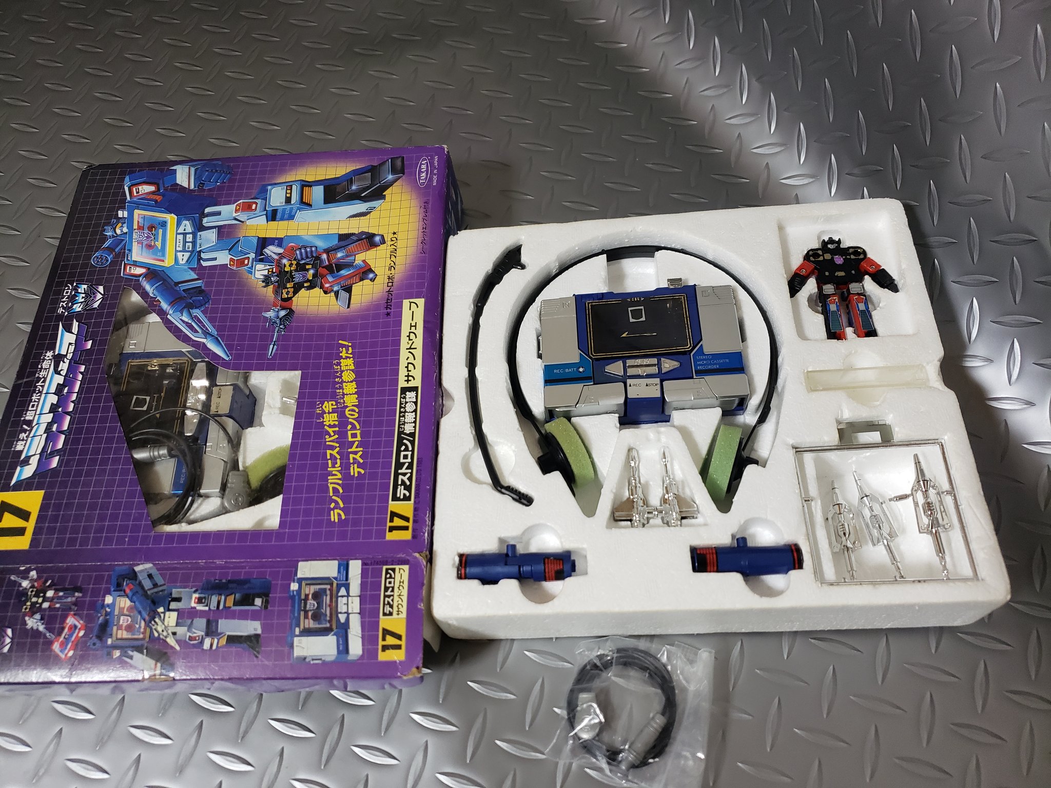 マキシマ 本日の発掘物 G１当時品 サウンドウェーブ 中身はこんな感じなのですが 最近は復刻が国内外問わず出ているので リンキンパーク版等 特に述べることはなかったりですが 笑 設計の良さは今でも評価される良品です トランスフォーマー