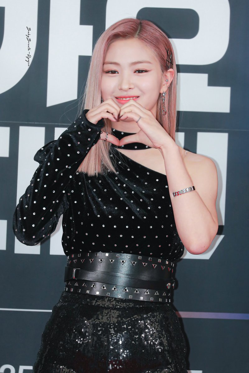 Babyl3reath's tweet photo. 191225 SBS가요대전 레드카펫

#류진 #Ryujin #있지 #ITZY https://t.co/DE9uXi0DTI