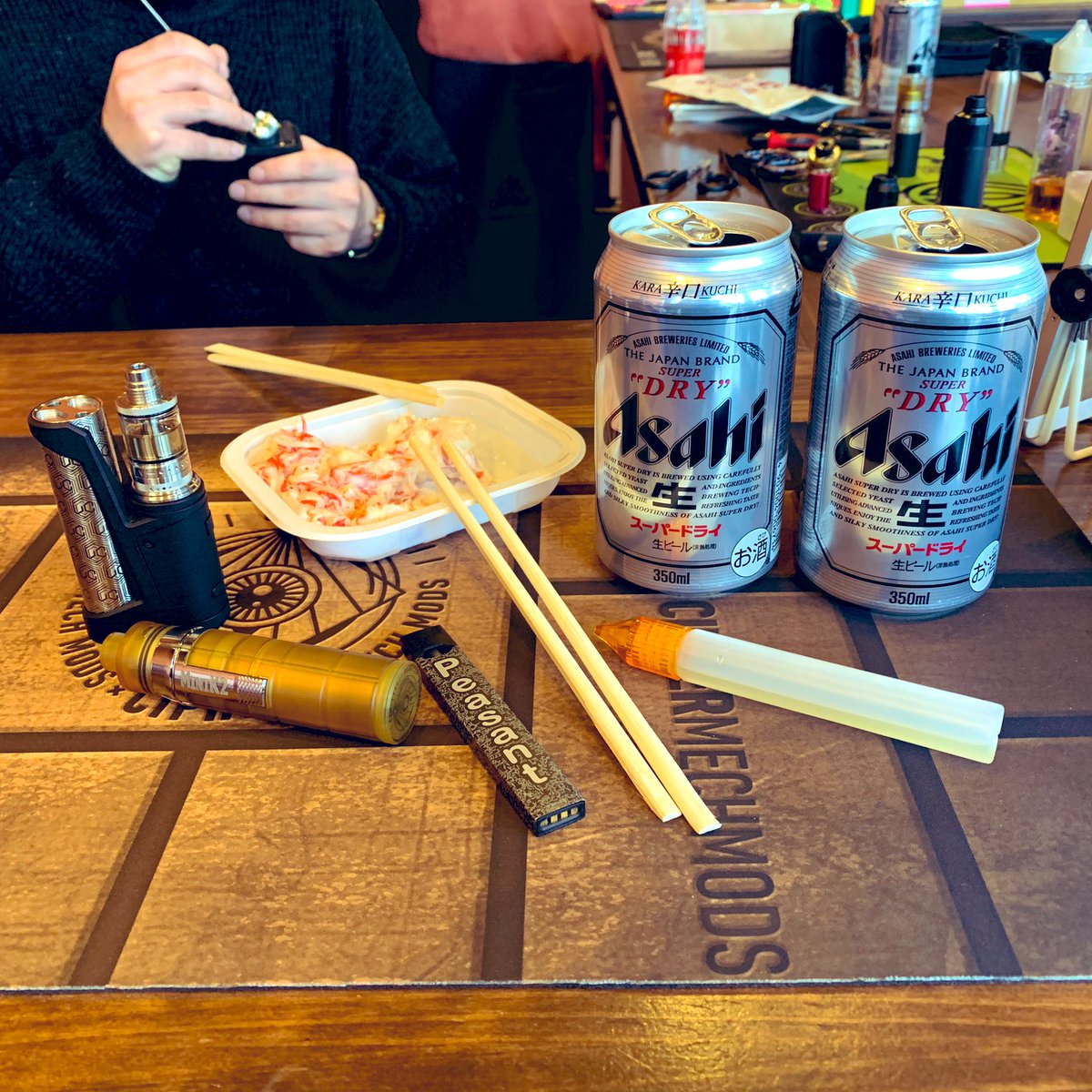 uvape0n's tweet photo. しごおわ!
居酒屋ベイプスタ開店🤩
酔っぱらった🤣🤣🤣
#昼間のビールは美味い
#酒とvapeと男と男
#ベイプスタ
#vapesta https://t.co/wW07JEyur6