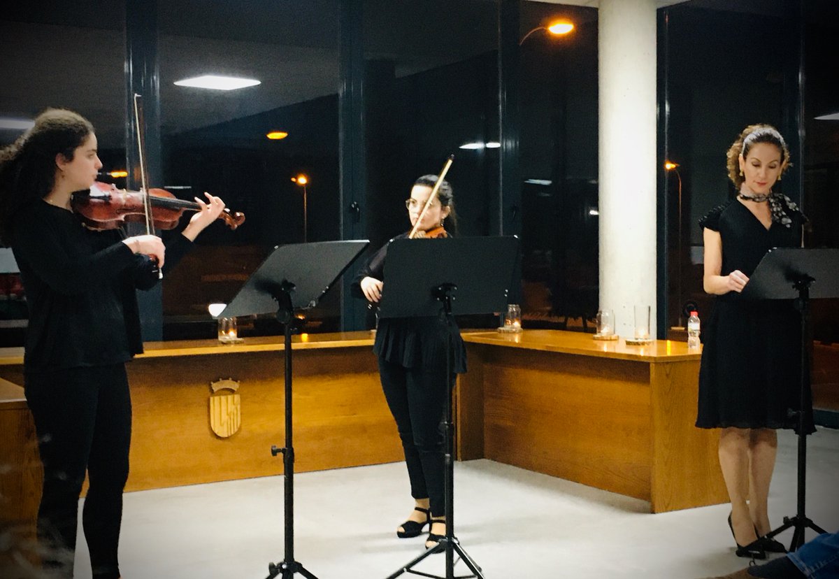 Cloure la jornada amb un maridatge de #música 🎻🎻i veu de la mà de <a href="/teresa_gomis/">Teresa Gomis</a>, @laietta2100 i #AnnaSanchis. 🥰 No hi ha millor fermall.
#micromúsiques