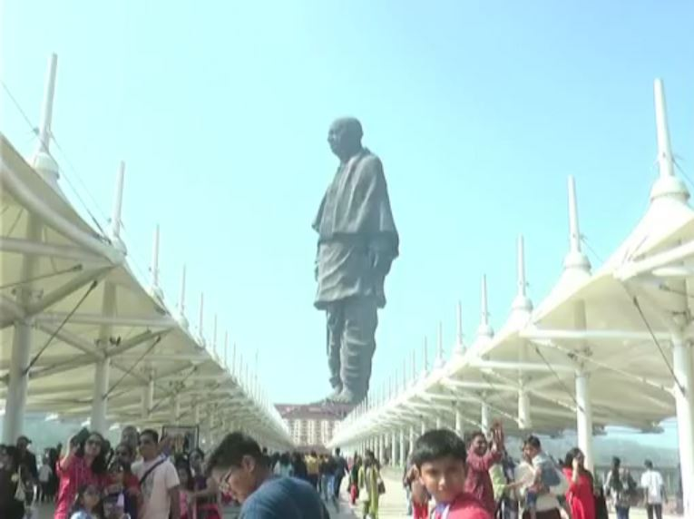 ZBharatOfficial's tweet photo. #StatueOfUnity पर नए साल का जश्न मनाने के लिए पर्यटकों की भीड़ बढ़ी. #Viewgallery के टिकट हाउसफुल. प्रशासन ने सुरक्षा व्यवस्था बढ़ाई.

#Gujarat #ZeeHindustanNews https://t.co/yi4yBfw9pD