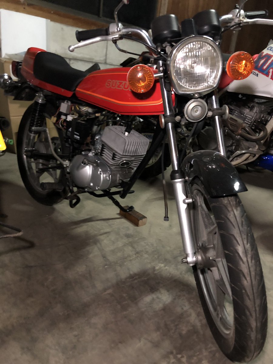 a7professor's tweet photo. #スズキ馬蹄主義への道 #RG50E 
#RG80
とりあえず…
車体に載りました。
細々とした所は明日の引きこもりに持越して今日はここまで。

腰痛いw https://t.co/JPi1d74PMK