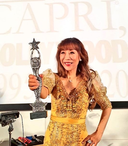 어젯밤, 이탈리아의 카프리 헐리우드 국제영화제에서 음악부분 평생공로상을 받았습니다! 지금 생각해보면 쉽지 않았던 행로였지만 많은분들의 격려속에서 자신만만하게 잘 걸어왔네요!
하지만 전 아직도 배가 고파요^^ ㅎㅎ 
그러니 앞으로도 많이 성원해주시고 지켜봐주세요!💪✌👍
감사합니다😘