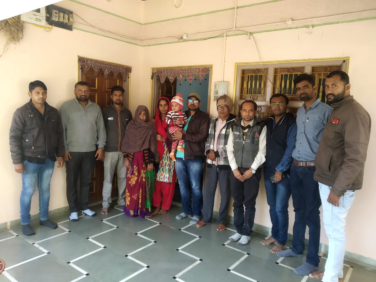 અરવલ્લી જીલ્લાના મેઘરજ તાલુકામાં ફરજ બજાવતા ભિલોડા તાલુકાના વતની એવા નિરવ પાંડોરનું ૯/૧૧/૨૦૧૯ ના રોજ દુખદ અવસાન થયેલ. જેઓના પરિવારની આજરોજ મહેસુલી તલાટી મંડળ ગુજરાત રાજ્ય દ્વારા મુલાકાત લેવામાં આવી અને રૂ. ૩,૦૦,૦૦૦ રૂપિયા આર્થિક શ્રદ્ધાંજલિ રૂપે અર્પવામાં આવ્યા.
<a href="/GujaratTalati/">(ART) Association of Revenue Talati Gujarat State</a>