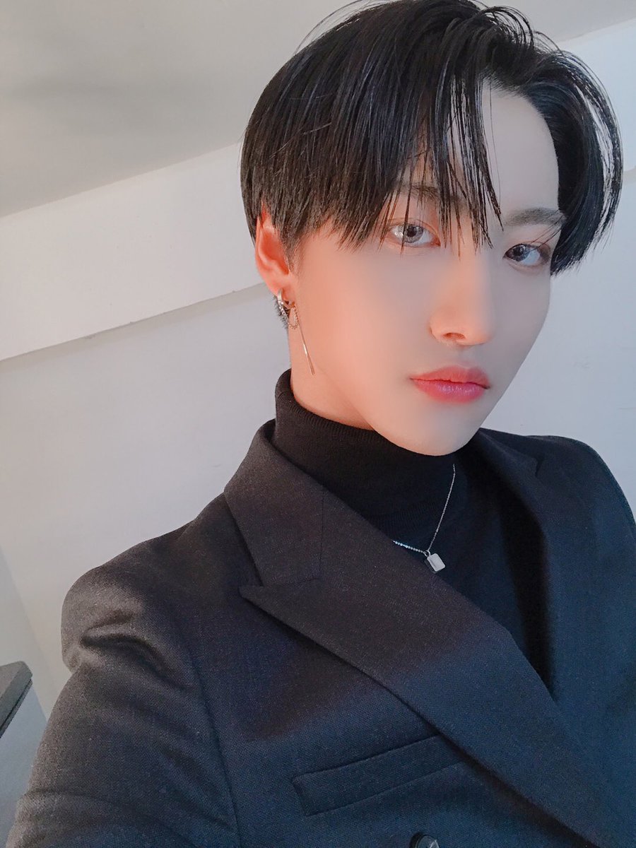 ATEEZofficial's tweet photo. [#성화] 수트 입은 뱀파이어 같아ㅎㅎㅎㅎ 🧛🏻
#ATEEZ #에이티즈 https://t.co/rKgYaKROSm