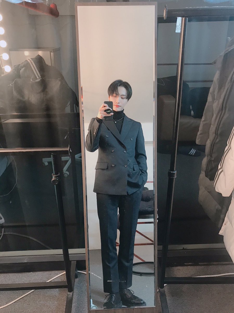 ATEEZofficial's tweet photo. [#성화] 수트 입은 뱀파이어 같아ㅎㅎㅎㅎ 🧛🏻
#ATEEZ #에이티즈 https://t.co/rKgYaKROSm