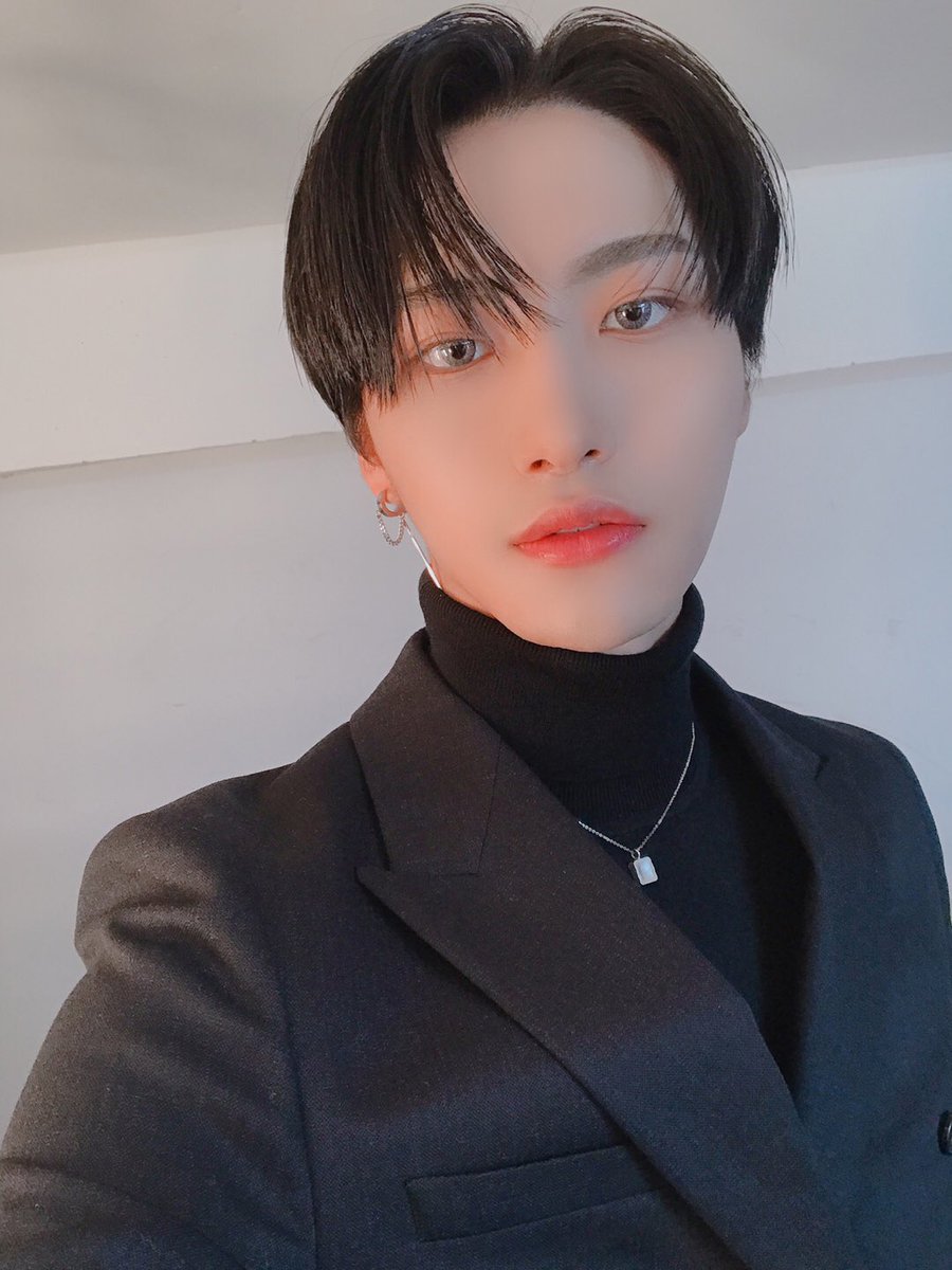ATEEZofficial's tweet photo. [#성화] 수트 입은 뱀파이어 같아ㅎㅎㅎㅎ 🧛🏻
#ATEEZ #에이티즈 https://t.co/rKgYaKROSm