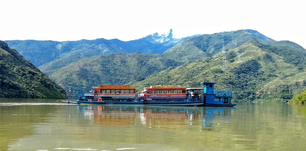 soydeituango's tweet photo. Hermosa foto las chivas #Escaleras pasando por el embalse de hidro Ituango #RioCauca @roures1 @luisyepesb https://t.co/Q0s84Qonjq