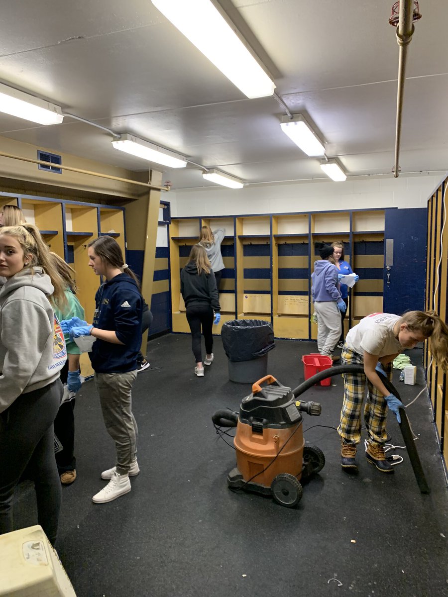 AWHSgirlshockey's tweet photo. Cleaning up and moving in to new home #newdigs #newhome #homeoftheladybishops #awhsgirlsicehockey #newdigs for #awhsgirlsicehockey. Thanks #cantonsportsplex Thanks Coach Gordie McClay
#gobishops #goladybishops https://t.co/R8wDBwYSoZ