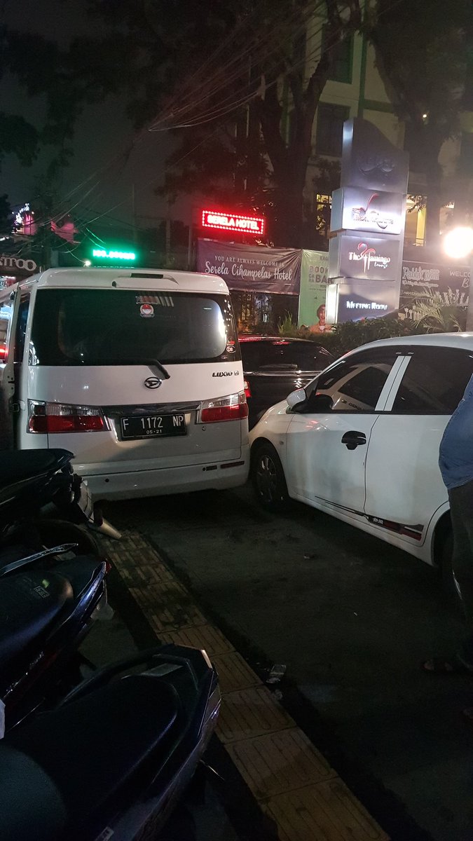 Ayolah kalian sebagai salah satu usaha yg bergetak di sektor parawisata yamasa markirin mobil tamu kalian di trotoar? Cukup lah saya diperkosa sama pemerintah yamasa saya perkosa jg pihak swasta