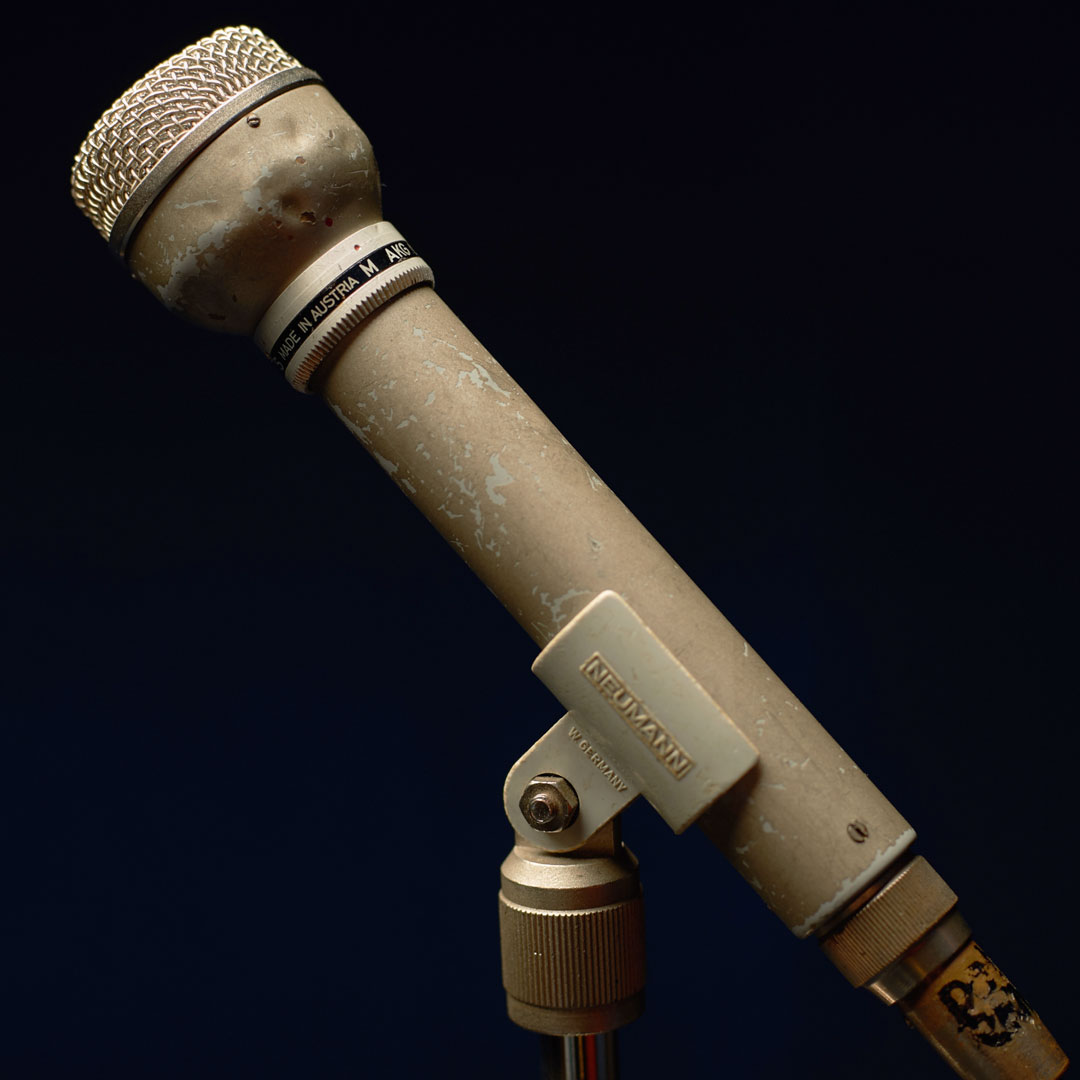 AbbeyRoad's tweet photo. Manufactured in the ‘60s and most famous today for its use during numerous Beatles’ recording sessions as a drum overhead mic for @RingoStarrMusic, the AKG D19 is an integral part of our #MicrophoneCollection. https://t.co/J1AbG9mSsq