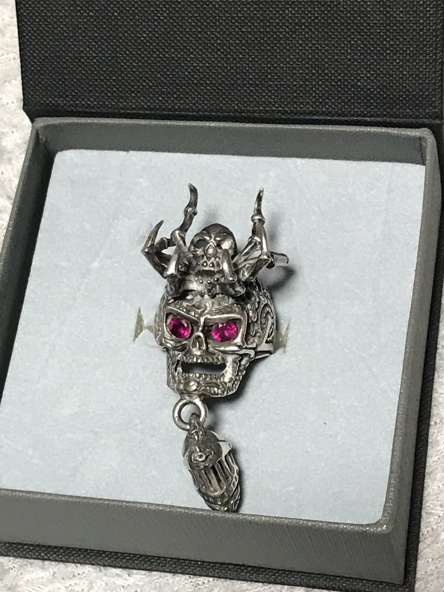 akatuki29144076's tweet image. silverboxでブレスレットとトップを買った〜
欲しかったブレスレット買えなかったけどこれもオシャレだから良き😊

トップをスカルにカスタム〜
蜘蛛のトップだから足を角にして兜っぽくてかっこいい😍
これで全部のスカルに角つけた笑笑

#silverbox
#スカル
#角