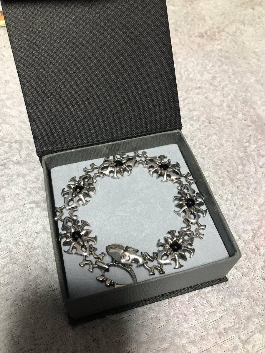 akatuki29144076's tweet image. silverboxでブレスレットとトップを買った〜
欲しかったブレスレット買えなかったけどこれもオシャレだから良き😊

トップをスカルにカスタム〜
蜘蛛のトップだから足を角にして兜っぽくてかっこいい😍
これで全部のスカルに角つけた笑笑

#silverbox
#スカル
#角