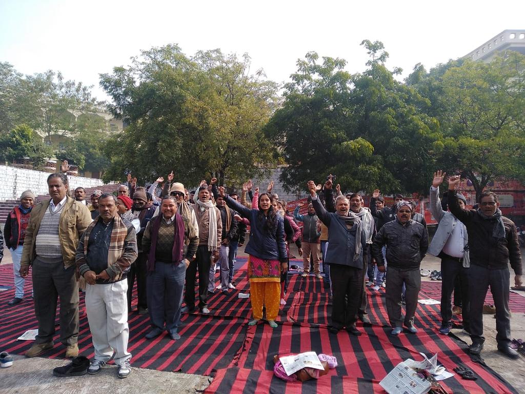 Ramnare14980777's tweet photo. #uplekhpalstrike
@myogiadityanath
@ravishndtv
@ravishndtv
 ये कैसा रामराज्य है ,जहाँ आमजन(लेखपाल)18 दिवस से अपनी पीड़ा आंदोलन के माध्यम से सरकार तक पहुचाना चाहते हैं।लेकिन रामराज्य के राजा आज तक वार्ता करना उचित नहीं समझा।क्या रामराज्य में यही होता था........ https://t.co/xKF589uYiN