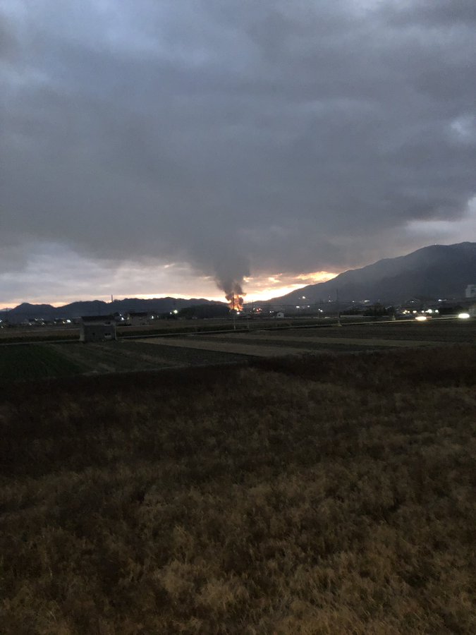 御所市の火事が黒煙が立ち上っている画像