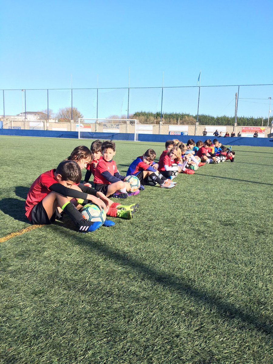 CampusBansander's tweet photo. Último día de nuestro Clinic, muy contentos con el comportamiento y sobretodo la buena educación de nuestros participantes. El fútbol trasmite unos valores ejemplarizantes para nuestros jóvenes deportistas. #clinic #clubbansander #cfbansander https://t.co/KFpiZ8bYqI