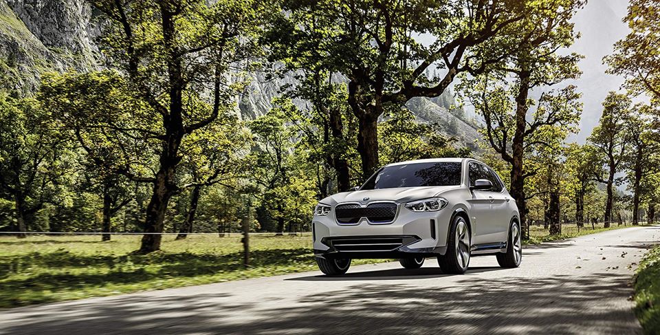 Een nieuw hoofdstuk in elektromobiliteit: de volledig elektrische BMW iX3.🔋
• Start productie in 2020
• 440 km actieradius (WLTP)
• Maximumvermogen van 286 pk &amp; 400 Nm
Met de BMW iX3, waarvan de productie in 2020 start, begint BMW een nieuw hoofdstuk in elektromobiliteit.