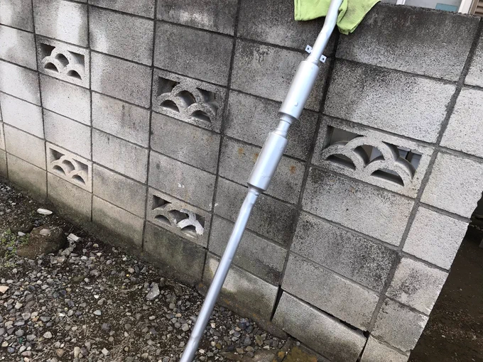 パテ固まったら(超速い)耐熱シルバーで塗装。耐熱ブラックが家にあったけどそれでまた漏れると色で判別が難しいから。塗装乾いたらとどめに耐熱アルミテープで覆う。ホルツのダクトテープだっけかな?一応300℃まで耐えられるらしい粘着剤も耐熱性のあるんだそーだ 