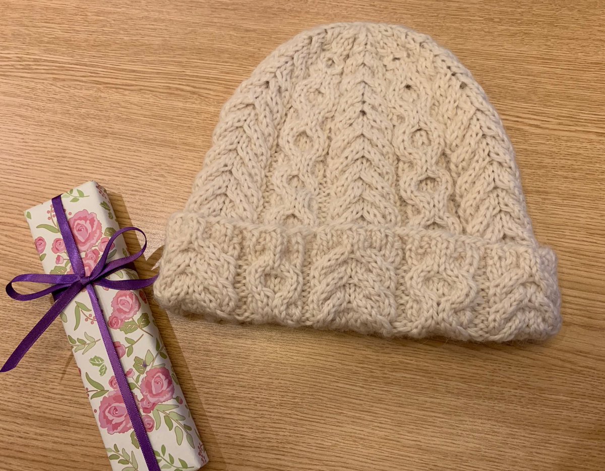 みずたま Sadうつ 同僚の女性が退職されるので 送別の品を編みました イノブン行ってもマルイに行っても良いプレゼント見つからなかったの 風邪が治らない中 鼻ズルズルしながら編み物ちょっとしんどかった 風工房のニット小物 より アラン模様