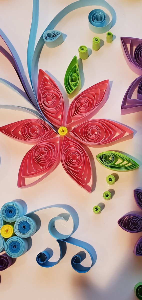 luv2teachtech's tweet photo. Ok, I'm addicted to paper quilling art! Can't wait to show my students how to do it! I think it will make a great makerspace station! All it takes is a bit of patience, a lot of glue, and a few tools! Oh yeah, and time! 😊🕒 Winter break is a time to find &amp; experience new ideas! https://t.co/cr311Yq7uN
